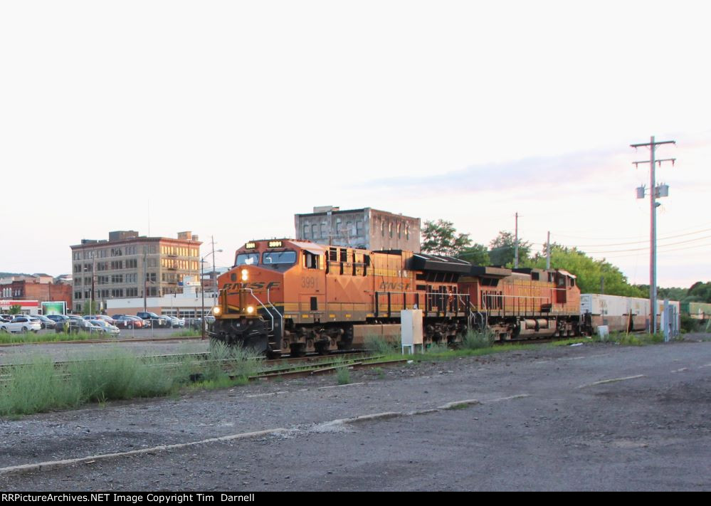 BNSF 3991 arrives on 264